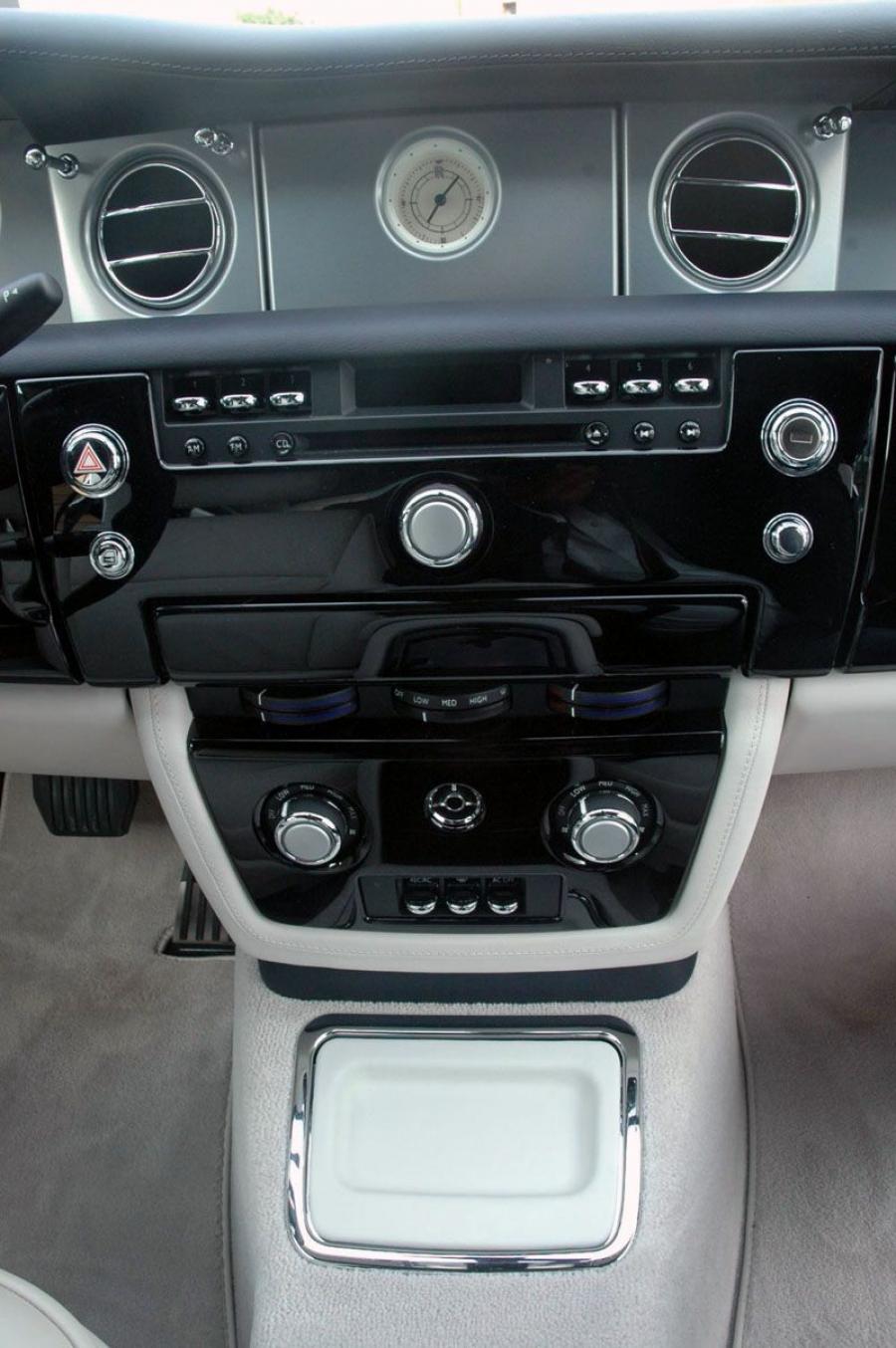  Rolls-Royce Phantom Coupe 2008 года  (фото 32 из 134)